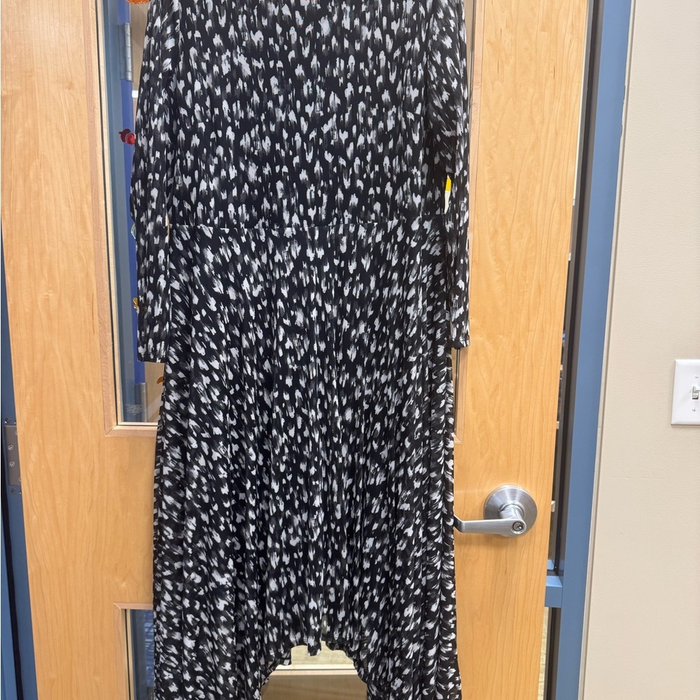 Chic Black and White Patterned Long Sleeve Dress